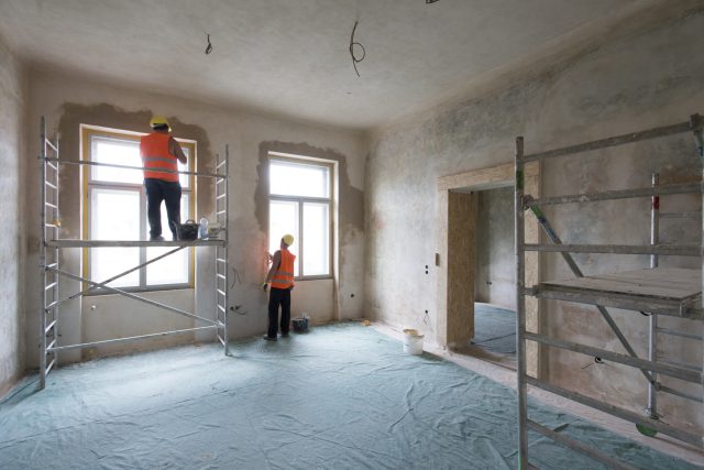 Dělníci štukují zdi po výměně oken | foto: Josef Vostárek,  ČTK