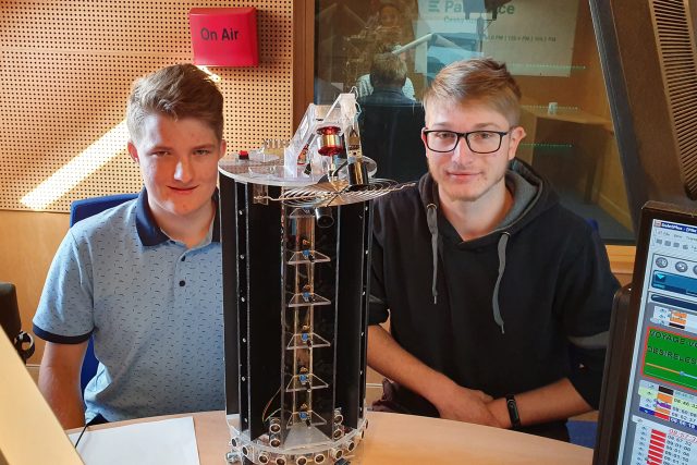 Studenti Jakub Ešpandr a Jakub Brandejs se soutěžním robotem | foto: Ilona Sovová