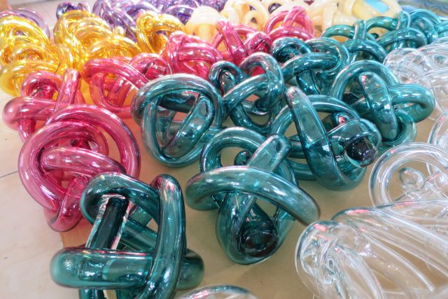 Plastiky ve tvaru uzlů jsou samostatným designovým prvkem,  putují do USA | foto: Tereza Brázdová,  Český rozhlas