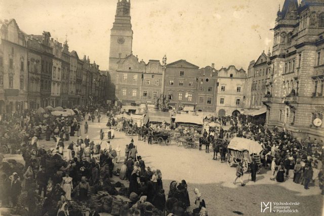 Trhy na Pernštýnském náměstí před rekonstrukcí Zelené brány  (mezi lety 1892 a 1912) | foto: Východočeské muzeum v Pardubicích