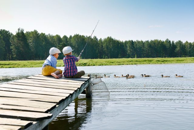 Malí chlapci na rybách | foto: Profimedia