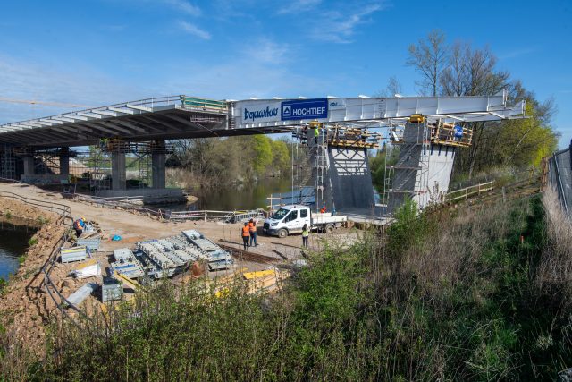 Most nejdříve překonal slepé rameno Labe,  teď ho stavbaři vysouvají i nad řeku samotnou | foto: Josef Vostárek,  ČTK