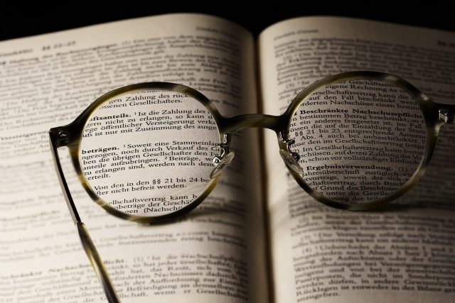 Brýle na knize | foto: Fotobanka Pixabay