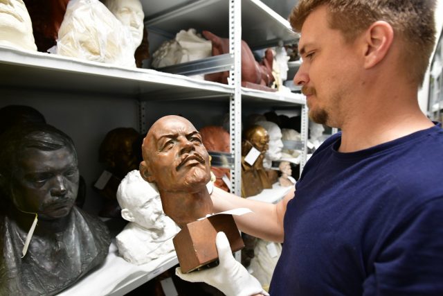 Historik Jan Ivanega prohlíží bustu Vladimira Iljiče Lenina uloženou v depozitáři | foto: Jan Ptáček,  Český rozhlas