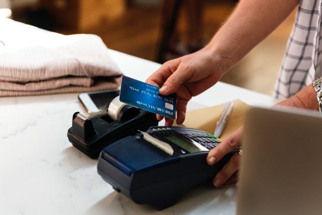 Přísnější pravidla pro elektronické transakce mohou zkomplikovat bezkontaktní platby  | foto: Pexels