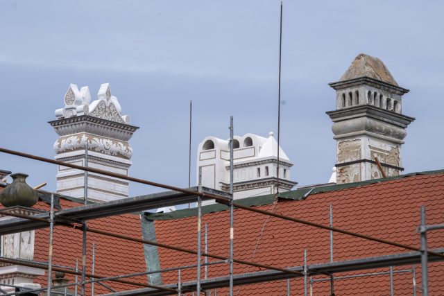 Zámek v Litomyšli má opravené střechy a komíny | foto: Josef Vostárek,  ČTK