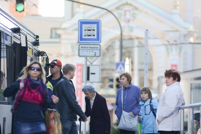 Lidé na zastávce autobusu v Pardubicích | foto: Honza Ptáček,  Český rozhlas