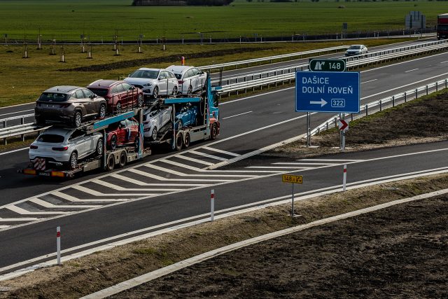 Lidé z Dolní Rovně,  Dašic i dalších obcí si stěžují na hluk z dálnice | foto: Martin Veselý,  MAFRA / Profimedia