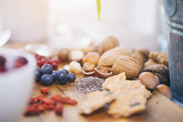 Superpotraviny nemusejí být exotické. Mohou to být i vlašské ořechy a borůvky z vaší zahrady | foto: Profimedia