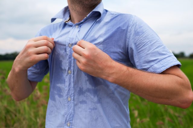Na pityriázu trpí více potivější lidé. Prevencí je i oblečení z přírodních materiálů  (ilustrační foto) | foto: Shutterstock
