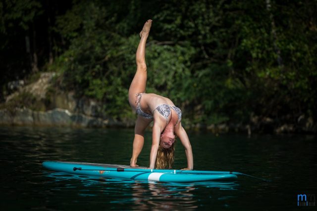 Jóga na paddleboardu | foto: Veronika Haklová