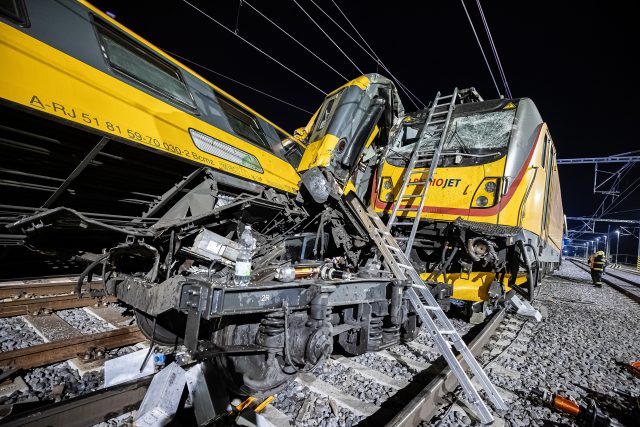Srážka vlaků v Pardubicích si vyžádala čtyři mrtvé a víc než 20 zraněných | foto: Michal Fanta,  HZS Pardubického kraje