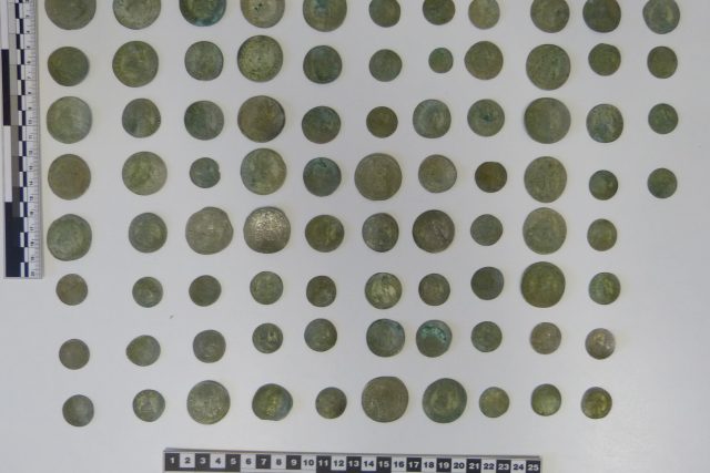 Část stříbrných mincí nalezených na Pardubicku | foto: Východočeské muzeum v Pardubicích