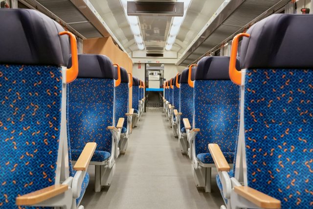 V prázdném vlaku se hezky  (a hlavně tiše) cestuje  (ilustrační foto) | foto: Profimedia