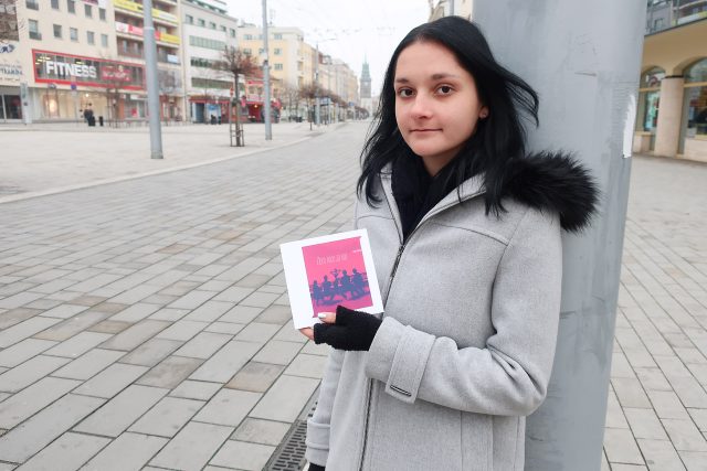 Aneta Krejčík Plšková se svou básnickou prvotinou Zlom ruce za vaz | foto: Lukáš Vavrečka
