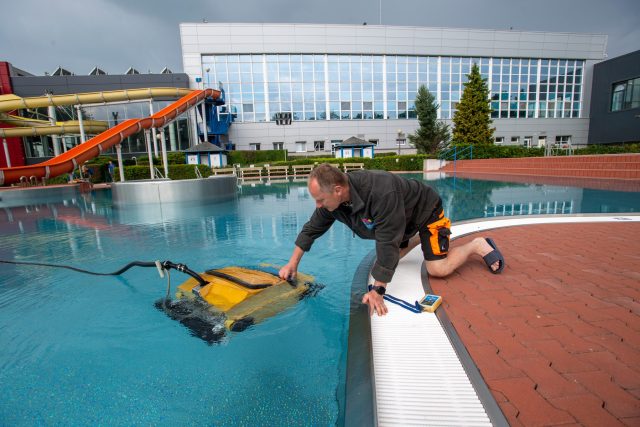V pardubickém aquacentru se připravují na sezónu. Bazén je potřeba vyčistit speciálním vysavačem | foto: Josef Vostárek,  ČTK