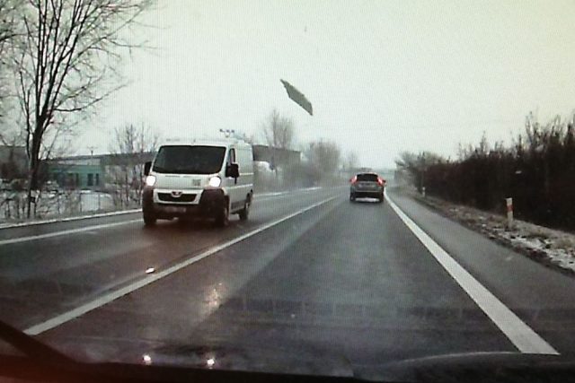 Kus ledu ze střechy dodávky skončil až v protijedoucím vozidle  | foto: Policie ČR