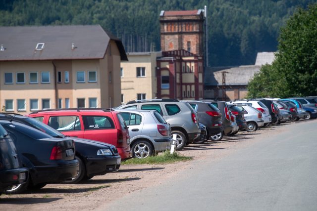 Radnice v Ústí nad Orlicí plánuje vyřešit živelné parkování u nádraží. Potřebuje k tomu ale pozemek ČD | foto: Josef Vostárek,  ČTK