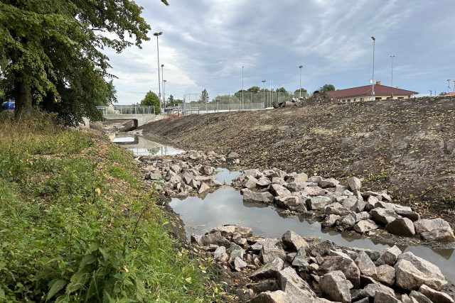 Úpravy koryta Švarcavy v městském parku v Přelouči | foto: Ondřej Wolf,  Český rozhlas