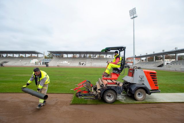 Na rekonstruovaném fotbalovém stadionu v Pardubicích 1. listopadu 2022 pokládají trávník | foto: Josef Vostárek,  ČTK