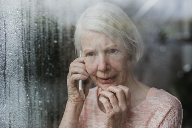 Radnice apeluje na seniory,  aby se nenechali oklamat a telefonickou nabídku ignorovali  (ilustrační foto) | foto: Profimedia