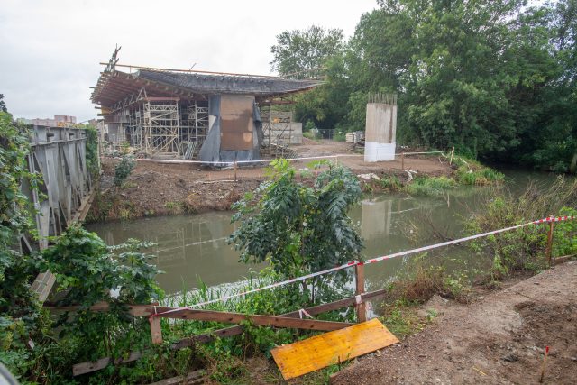 Nový most přes kanál Halda na budovaném severovýchodním obchvatu Pardubic,  který museli stavbaři zčásti zbourat | foto: Josef Vostárek,  ČTK