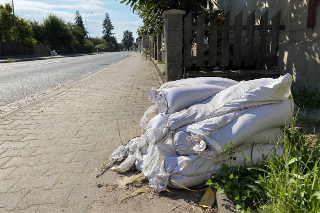 Nedávnou povodeň v Dolní Rovni připomínají pytle s pískem. Lepší opatření místní nemají | foto: Ondřej Wolf,  Český rozhlas