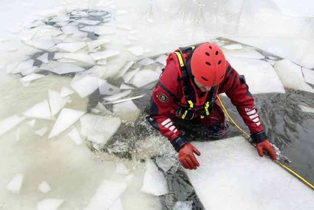 Led je i po několikadenních mrazech příliš nebezpečný,  měří jen pár centimetrů | foto: Ondřej Wolf,  Český rozhlas