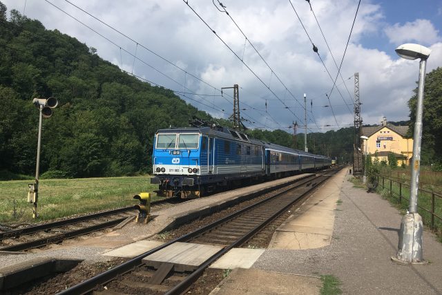 Vlak projíždí nádražím v Brandýse nad Orlicí | foto: Josef Ženatý