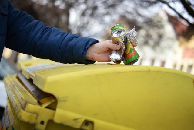 V Chrudimi začali třídit kovy. Plechovky,  alobal a další odevzdávají do žlutých kontejnerů na plast | foto: Honza Ptáček,  Český rozhlas