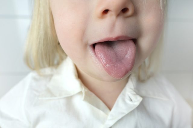 Malé dítě vyplazuje jazyk  (ilustrační foto) | foto: Profimedia