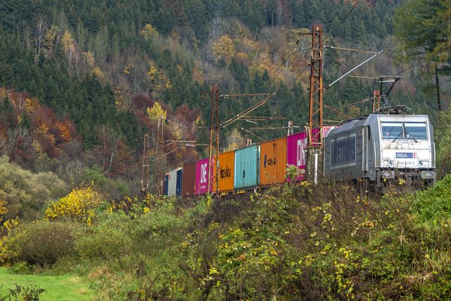 Železniční trať u Bezpráví je jedním z nejkritičtějších míst na české železnici | foto: Radek Kalhous,  MAFRA / Profimedia