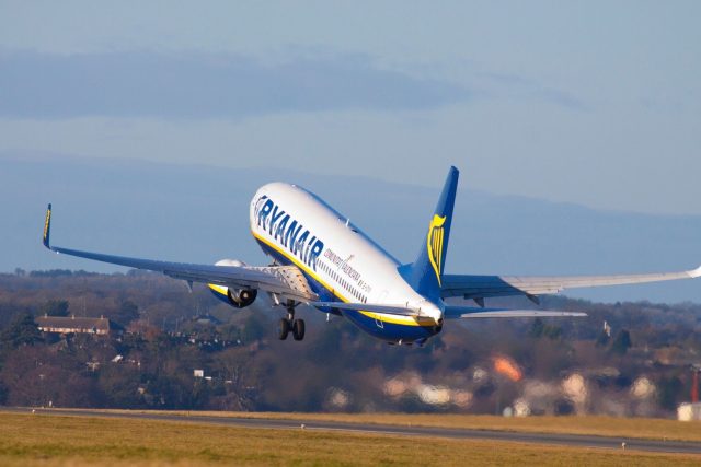 Boeing 737 společnosti Ryanair odlétá z londýnského letiště Luton | foto: Profimedia