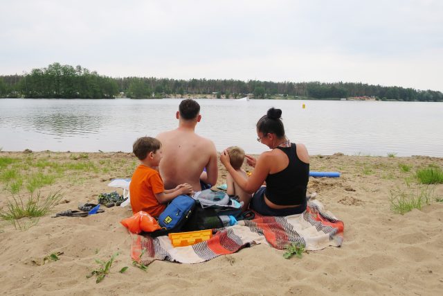 Mladá rodina na dětské pláži v Mělicích | foto: Tereza Brázdová,  Český rozhlas