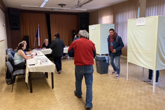 Lidé hlasují v komunálních volbách a v referendu ve volební místnosti v Čeperce | foto: Ondřej Wolf,  Český rozhlas