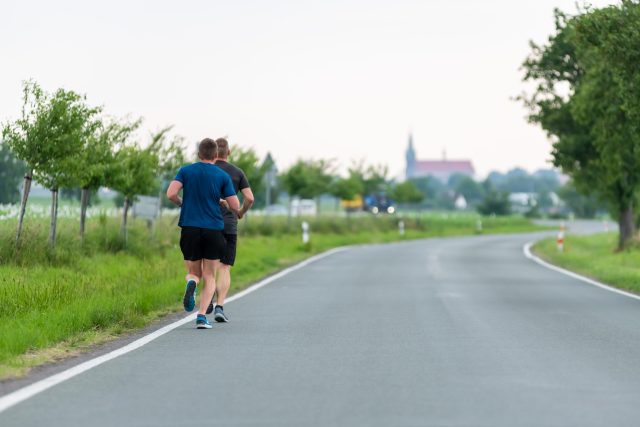 Běžci na silnici z Podhůry do Chrudimi | foto: Honza Ptáček,  Český rozhlas