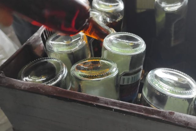 Celníci vylévají 3500 lahví alkoholu do kontejneru | foto: Celní úřad pro Pardubický kraj