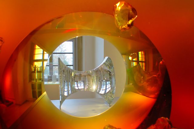 Netradiční pohled  do expozice moderního skla Východočeského muzea v Pardubicích | foto: Tereza Brázdová,  Český rozhlas