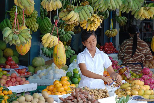 Prodavačka ovoce na trhu v Kambodži | foto: Honza Ptáček,  Český rozhlas