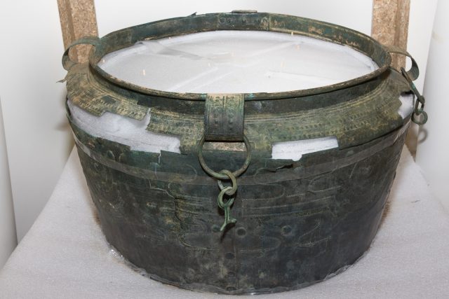 Bronzová nádoba v průběhu konzervace | foto: Východočeské muzeum Pardubice