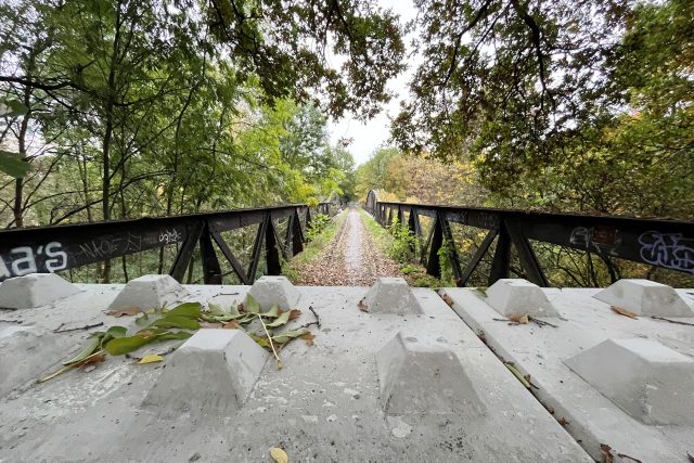 Pardubická radnice nechala masivními betonovými bloky zatarasit most Červeňák,  je v havarijním stavu | foto: Honza Ptáček,  Český rozhlas