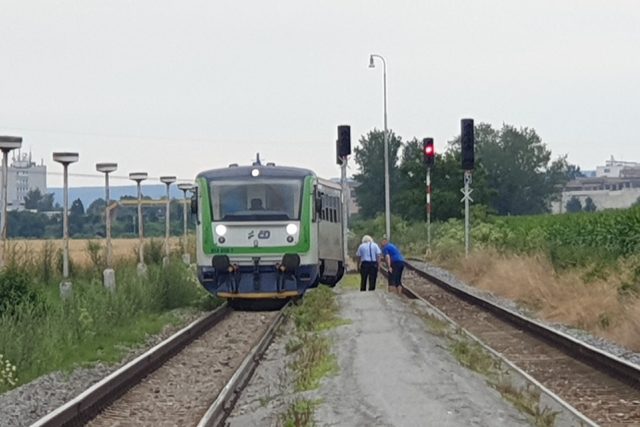 Osobní vlak vykolejil v Medlešicích na Chrudimsku | foto: Jan Kűhr