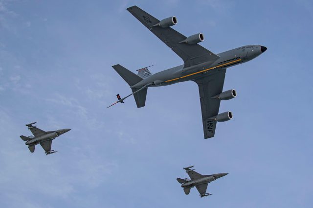 Letadlo KC-135 Stratotanker americké armády tankuje dvěma stíhačkám za letu | foto: Profimedia