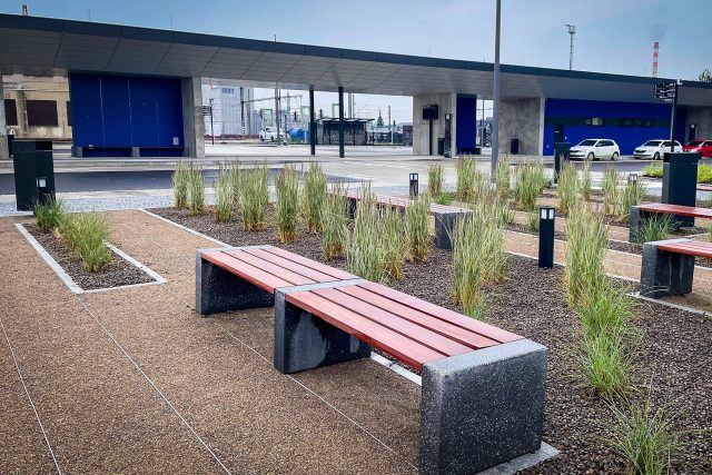 Traviny a mlat. odpočinková zóna na novém terminálu je v přírodním rázu,  stínu je ale zatím minimum | foto: Jan Hrabal