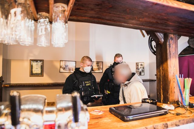 Strážníci a policisté v Pardubicích našli tajně otevřenou hospodu. Hosté utíkali přes kuchyň | foto: Městská policie Pardubice