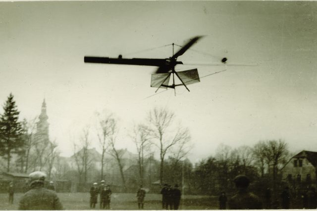Jeden z pokusů vzletu aerohelikoptéry uskutečnil František Formánek v roce 1928 | foto: Městské muzeum Česká Třebová