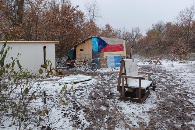 Přístřešek lidí bez domova v osadě v Pardubicích | foto: Drahomíra Bačkorová,  Český rozhlas