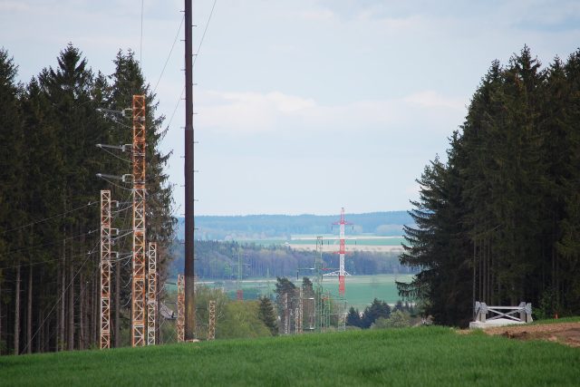 Energetici od podzimu 2017 natahovali dráty na nové trase z Hlinska do Poličky | foto: Josef Ženatý