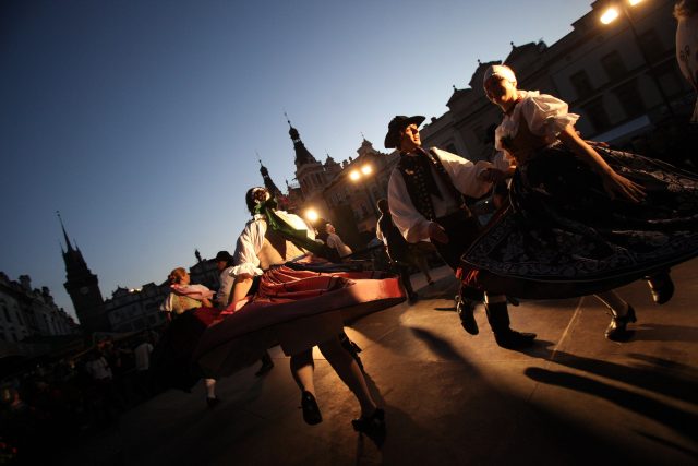 Folklorní soubory na Pernštýnském náměstí v Pardubicích tančí na tradiční Pernštýnské noci | foto: Profimedia