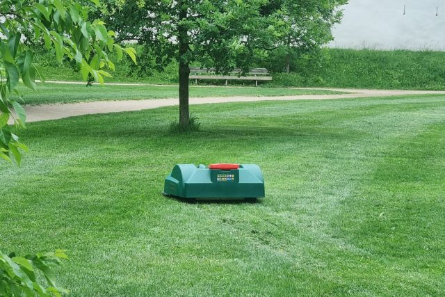 Robotická sekačka v Tyršových sadech v Pardubicích | foto: Služby města Pardubic